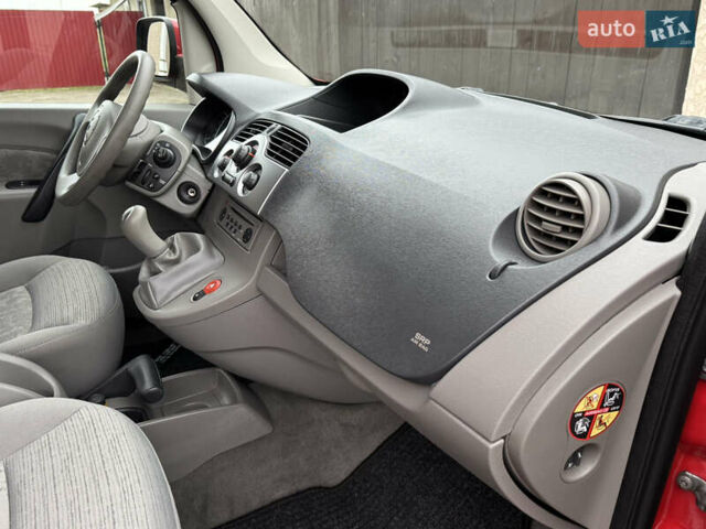 Красный Рено Кенгу, объемом двигателя 1.6 л и пробегом 219 тыс. км за 7350 $, фото 54 на Automoto.ua