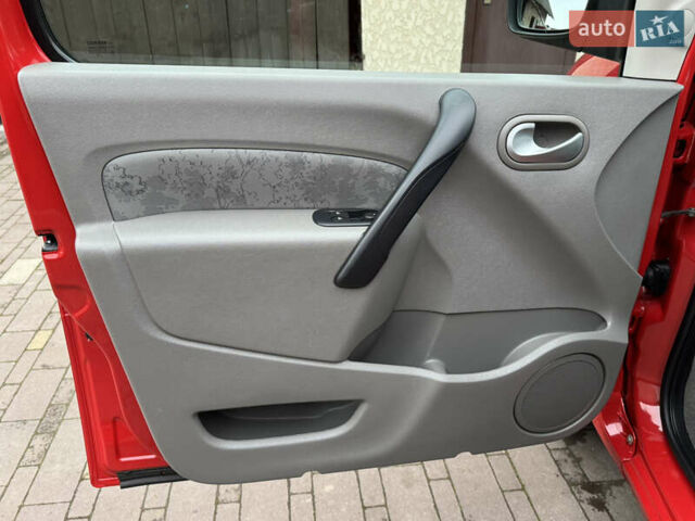 Красный Рено Кенгу, объемом двигателя 1.6 л и пробегом 219 тыс. км за 7350 $, фото 43 на Automoto.ua