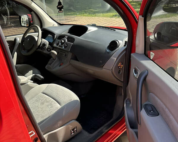 Красный Рено Кенгу, объемом двигателя 1.6 л и пробегом 154 тыс. км за 7999 $, фото 35 на Automoto.ua