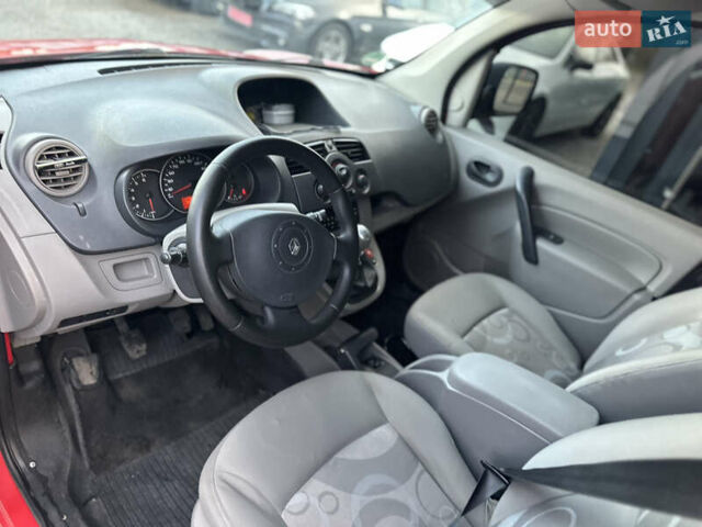 Рено Кєнгу 2009 у Рівному на Automoto.ua Червоний Рено Кєнгу, об'ємом двигуна 1.5 л та пробігом 189 тис. км за 5550 $, фото 5 на Automoto.ua