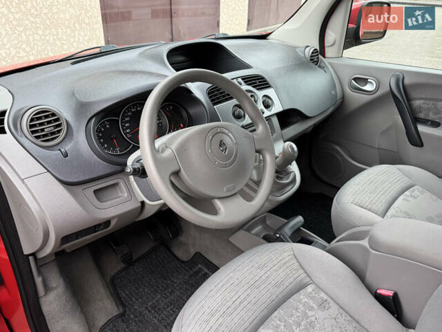 Красный Рено Кенгу, объемом двигателя 1.6 л и пробегом 219 тыс. км за 7350 $, фото 44 на Automoto.ua