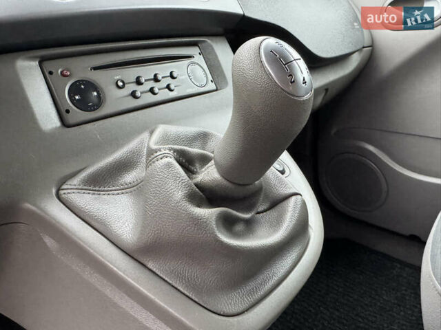 Красный Рено Кенгу, объемом двигателя 1.6 л и пробегом 219 тыс. км за 7350 $, фото 48 на Automoto.ua