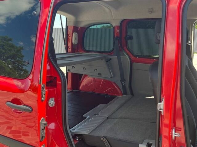 Красный Рено Кенгу, объемом двигателя 1.6 л и пробегом 155 тыс. км за 6500 $, фото 4 на Automoto.ua