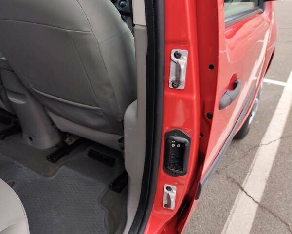 Красный Рено Кенгу, объемом двигателя 1.5 л и пробегом 240 тыс. км за 7150 $, фото 30 на Automoto.ua