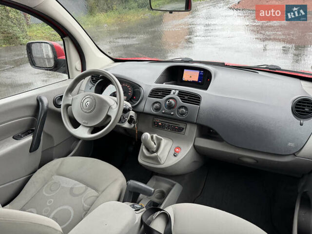 Красный Рено Кенгу, объемом двигателя 1.6 л и пробегом 200 тыс. км за 7799 $, фото 29 на Automoto.ua