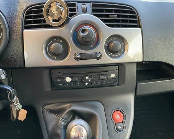 Рено Кєнгу 2011 у Києві на Automoto.ua Червоний Рено Кєнгу, об'ємом двигуна 1.6 л та пробігом 249 тис. км за 7000 $, фото 8 на Automoto.ua