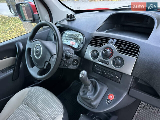 Красный Рено Кенгу, объемом двигателя 1.6 л и пробегом 180 тыс. км за 7550 $, фото 57 на Automoto.ua