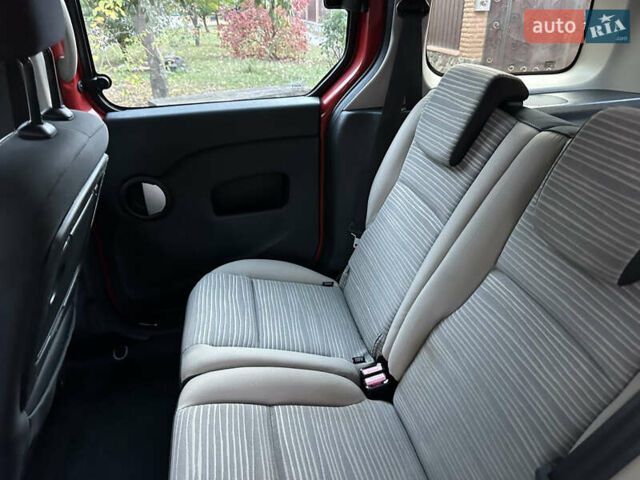 Красный Рено Кенгу, объемом двигателя 1.6 л и пробегом 180 тыс. км за 7550 $, фото 69 на Automoto.ua