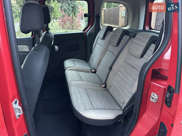 Красный Рено Кенгу, объемом двигателя 1.6 л и пробегом 180 тыс. км за 7550 $, фото 67 на Automoto.ua