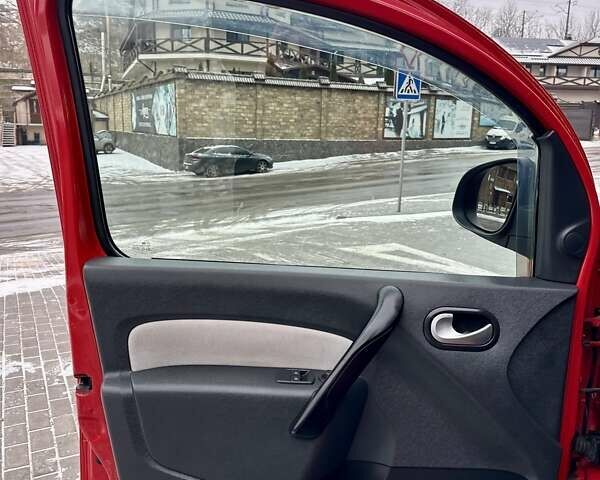 Красный Рено Кенгу, объемом двигателя 1.6 л и пробегом 165 тыс. км за 10550 $, фото 32 на Automoto.ua