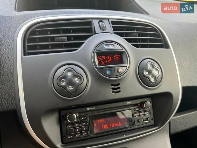 Красный Рено Кенгу, объемом двигателя 1.5 л и пробегом 205 тыс. км за 12250 $, фото 13 на Automoto.ua