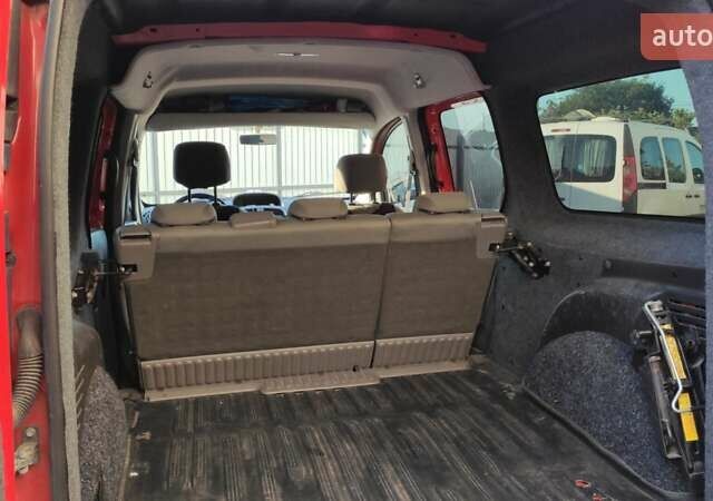 Красный Рено Кенгу, объемом двигателя 0 л и пробегом 201 тыс. км за 17500 $, фото 4 на Automoto.ua