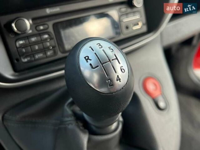 Красный Рено Кенгу, объемом двигателя 1.5 л и пробегом 205 тыс. км за 12250 $, фото 75 на Automoto.ua
