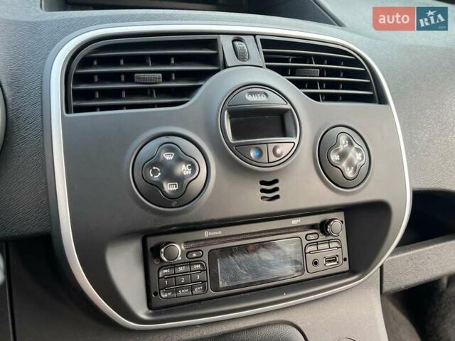 Красный Рено Кенгу, объемом двигателя 1.5 л и пробегом 205 тыс. км за 12250 $, фото 76 на Automoto.ua