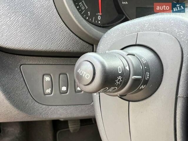 Красный Рено Кенгу, объемом двигателя 1.5 л и пробегом 205 тыс. км за 12250 $, фото 80 на Automoto.ua