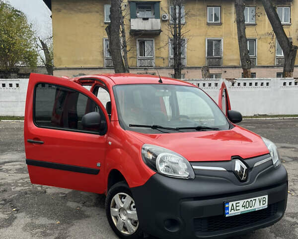 Красный Рено Кенгу, объемом двигателя 0 л и пробегом 56 тыс. км за 6700 $, фото 17 на Automoto.ua