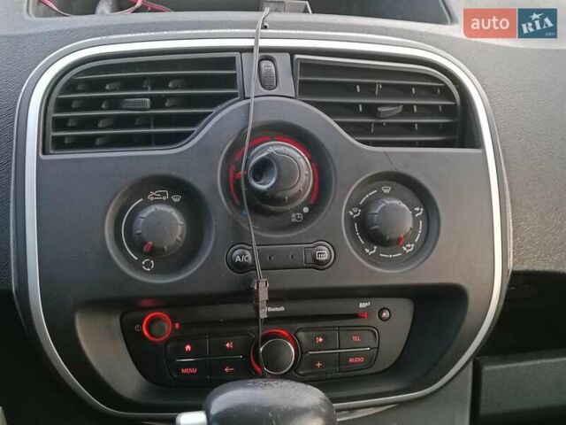 Красный Рено Кенгу, объемом двигателя 0 л и пробегом 82 тыс. км за 7990 $, фото 18 на Automoto.ua