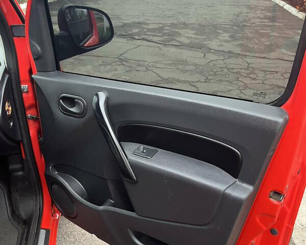 Красный Рено Кенгу, объемом двигателя 0 л и пробегом 56 тыс. км за 6700 $, фото 32 на Automoto.ua