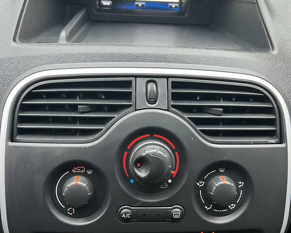 Красный Рено Кенгу, объемом двигателя 0 л и пробегом 56 тыс. км за 6700 $, фото 36 на Automoto.ua