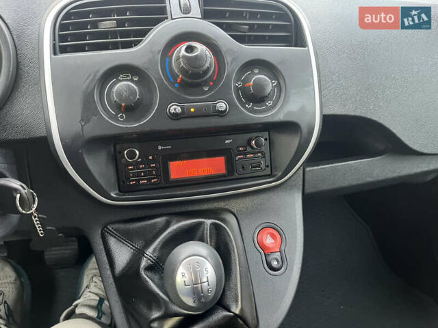 Красный Рено Кенгу, объемом двигателя 1.5 л и пробегом 197 тыс. км за 10980 $, фото 35 на Automoto.ua