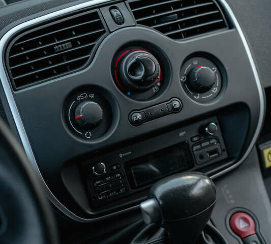 Красный Рено Кенгу, объемом двигателя 0 л и пробегом 40 тыс. км за 9000 $, фото 32 на Automoto.ua