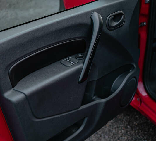 Красный Рено Кенгу, объемом двигателя 0 л и пробегом 40 тыс. км за 9000 $, фото 30 на Automoto.ua