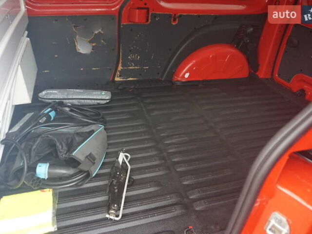 Рено Кенгу 2019 в Самборе на Automoto.ua Красный Рено Кенгу, объемом двигателя 0 л и пробегом 76 тыс. км за 11000 $, фото 45 на Automoto.ua