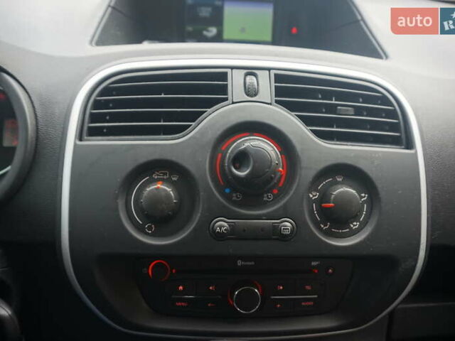 Рено Кенгу 2019 в Самборе на Automoto.ua Красный Рено Кенгу, объемом двигателя 0 л и пробегом 76 тыс. км за 11000 $, фото 34 на Automoto.ua