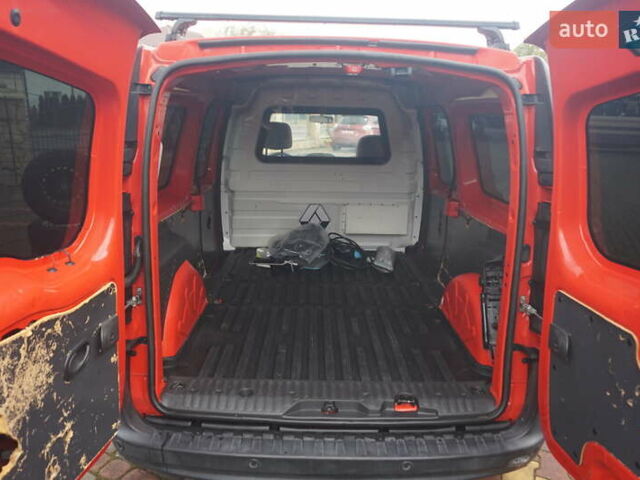 Рено Кенгу 2019 в Самборе на Automoto.ua Красный Рено Кенгу, объемом двигателя 0 л и пробегом 76 тыс. км за 11000 $, фото 47 на Automoto.ua