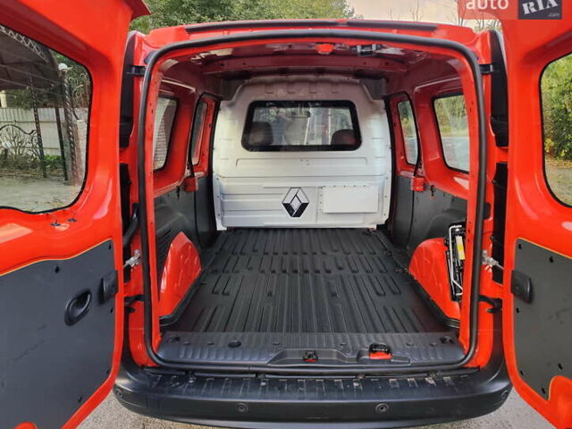 Красный Рено Кенгу, объемом двигателя 0 л и пробегом 53 тыс. км за 11499 $, фото 9 на Automoto.ua