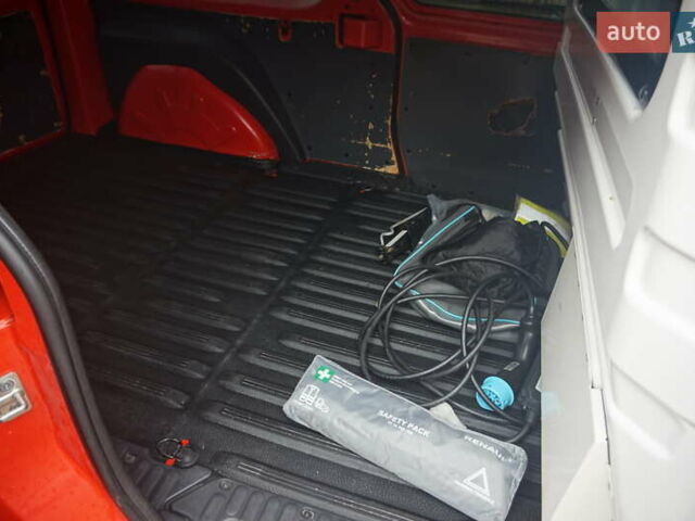 Рено Кенгу 2019 в Самборе на Automoto.ua Красный Рено Кенгу, объемом двигателя 0 л и пробегом 76 тыс. км за 11000 $, фото 44 на Automoto.ua