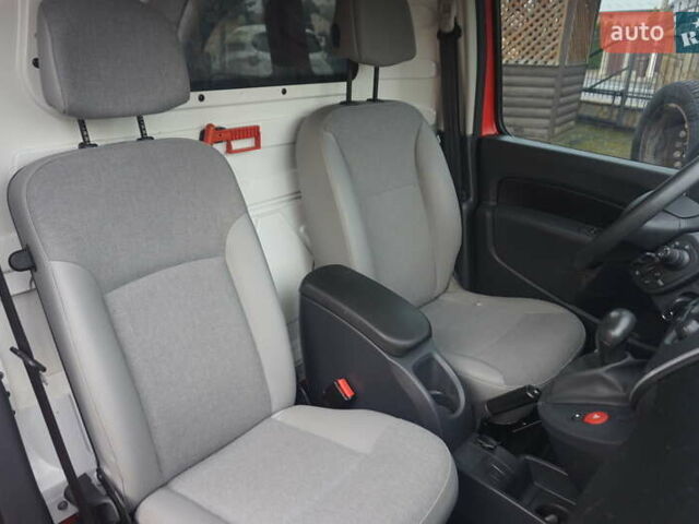 Рено Кенгу 2019 в Самборе на Automoto.ua Красный Рено Кенгу, объемом двигателя 0 л и пробегом 76 тыс. км за 11000 $, фото 41 на Automoto.ua