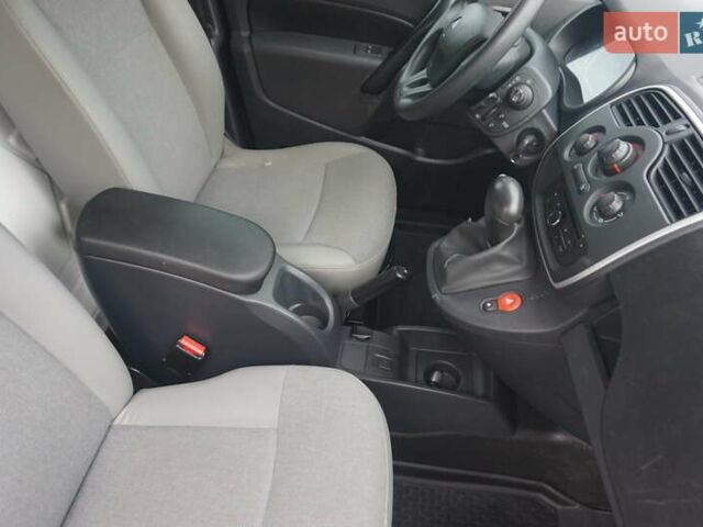 Рено Кенгу 2019 в Самборе на Automoto.ua Красный Рено Кенгу, объемом двигателя 0 л и пробегом 76 тыс. км за 11000 $, фото 43 на Automoto.ua