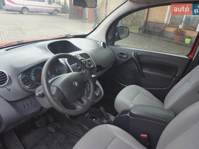 Рено Кенгу 2019 в Самборе на Automoto.ua Красный Рено Кенгу, объемом двигателя 0 л и пробегом 76 тыс. км за 11000 $, фото 25 на Automoto.ua