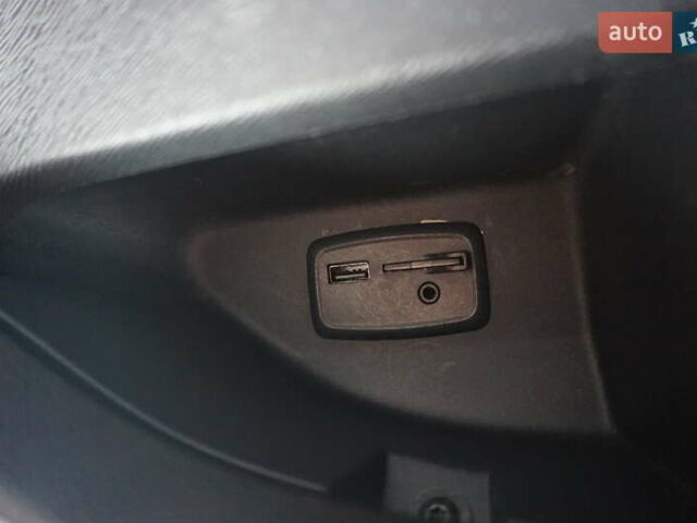 Рено Кенгу 2019 в Самборе на Automoto.ua Красный Рено Кенгу, объемом двигателя 0 л и пробегом 76 тыс. км за 11000 $, фото 38 на Automoto.ua