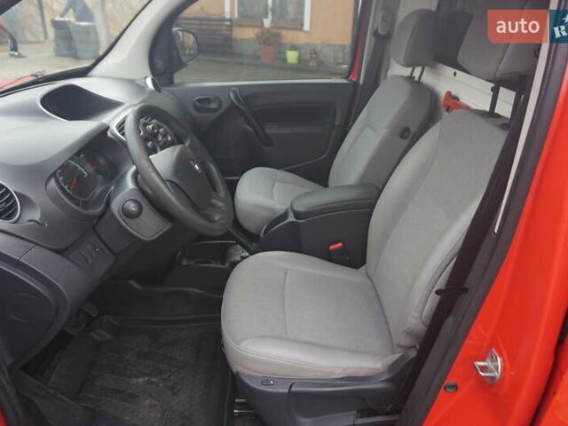Рено Кенгу 2019 в Самборе на Automoto.ua Красный Рено Кенгу, объемом двигателя 0 л и пробегом 76 тыс. км за 11000 $, фото 26 на Automoto.ua
