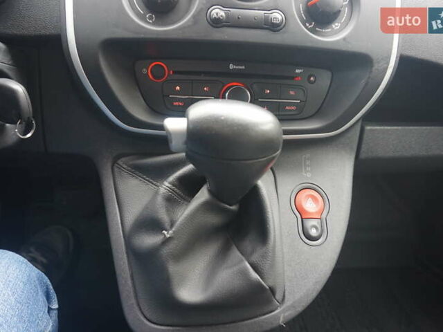 Рено Кенгу 2019 в Самборе на Automoto.ua Красный Рено Кенгу, объемом двигателя 0 л и пробегом 76 тыс. км за 11000 $, фото 35 на Automoto.ua