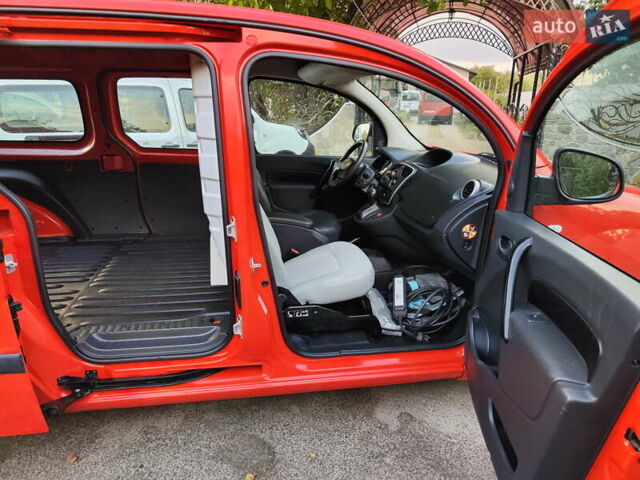 Красный Рено Кенгу, объемом двигателя 0 л и пробегом 53 тыс. км за 11499 $, фото 10 на Automoto.ua