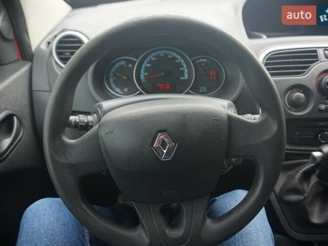 Рено Кенгу 2019 в Самборе на Automoto.ua Красный Рено Кенгу, объемом двигателя 0 л и пробегом 76 тыс. км за 11000 $, фото 29 на Automoto.ua