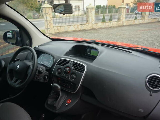 Рено Кенгу 2019 в Самборе на Automoto.ua Красный Рено Кенгу, объемом двигателя 0 л и пробегом 76 тыс. км за 11000 $, фото 42 на Automoto.ua