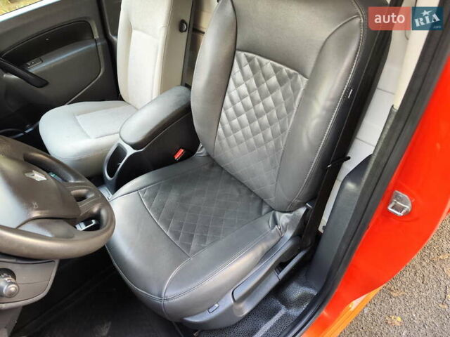 Красный Рено Кенгу, объемом двигателя 0 л и пробегом 53 тыс. км за 11500 $, фото 13 на Automoto.ua