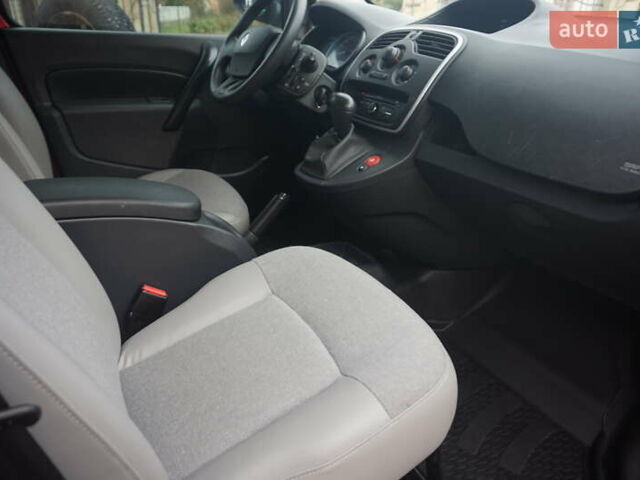 Рено Кенгу 2019 в Самборе на Automoto.ua Красный Рено Кенгу, объемом двигателя 0 л и пробегом 76 тыс. км за 11000 $, фото 40 на Automoto.ua