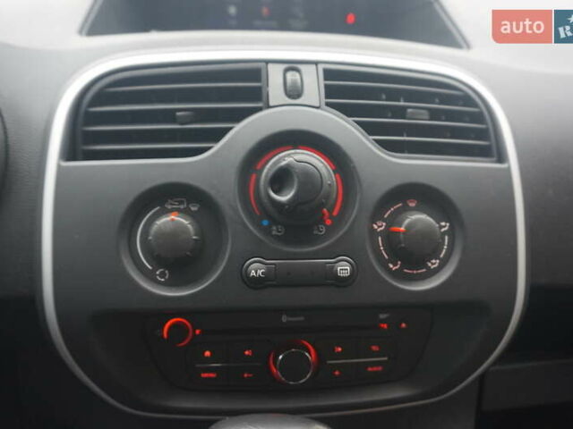 Красный Рено Кенгу, объемом двигателя 0 л и пробегом 44 тыс. км за 11777 $, фото 35 на Automoto.ua