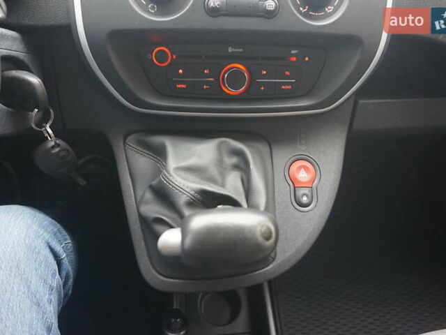 Красный Рено Кенгу, объемом двигателя 0 л и пробегом 44 тыс. км за 11777 $, фото 36 на Automoto.ua