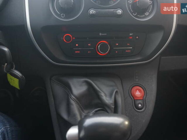 Красный Рено Кенгу, объемом двигателя 0 л и пробегом 34 тыс. км за 12000 $, фото 36 на Automoto.ua