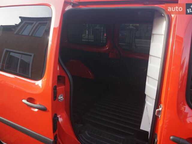 Красный Рено Кенгу, объемом двигателя 0 л и пробегом 34 тыс. км за 12000 $, фото 44 на Automoto.ua