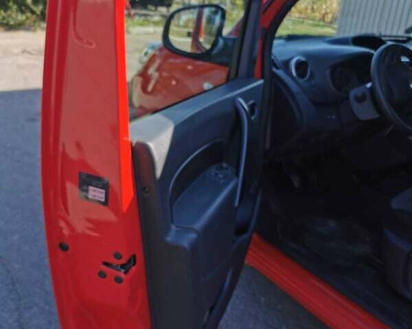 Красный Рено Кенгу, объемом двигателя 1.5 л и пробегом 48 тыс. км за 12200 $, фото 7 на Automoto.ua