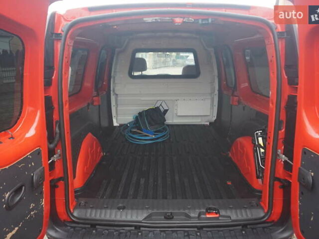 Красный Рено Кенгу, объемом двигателя 0 л и пробегом 44 тыс. км за 11777 $, фото 46 на Automoto.ua