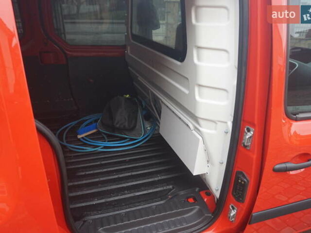 Красный Рено Кенгу, объемом двигателя 0 л и пробегом 44 тыс. км за 11777 $, фото 45 на Automoto.ua