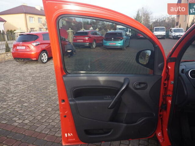 Красный Рено Кенгу, объемом двигателя 0 л и пробегом 34 тыс. км за 12000 $, фото 24 на Automoto.ua